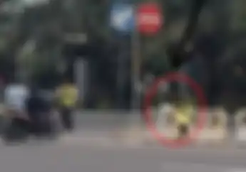 Waduh! Video Polisi Jadi 'Siluman', Sembunyi dan Muncul dari Balik Pembatas Jalan