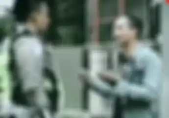 Kocak! Detik-detik Biker Tinggalin Istri di Lampu Merah, Gara-gara Ini