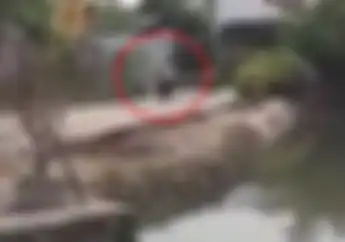 Apes! Video Kids Zaman Now Adu Kebut di Perkampungan, Berakhir Basah-basahan