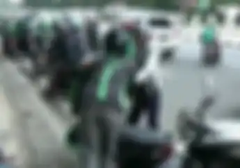 Tegang! Detik-detik Puluhan Driver Ojek Online Disergap, Penumpang Histeris
