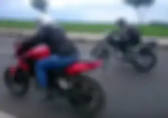 Enggak Ampun! Video Yamaha Scorpio 'Dikecapin' Bajaj Pulsar Ditrek Lurus