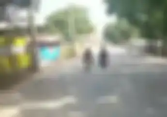 Pengendara Motor Bawa Senjata Datangi Bengkel yang Sering Bikin Onar, Pemilik Melongo