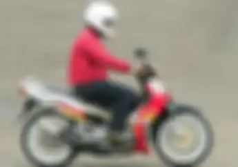 Naik Motor Cc Kecil Pakai Helm Full Face, Safety Atau Alay Sih?