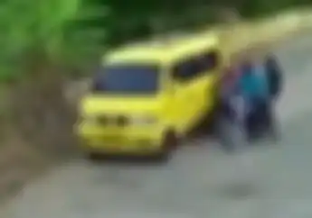 Tega Banget, Detik-detik Begal Rampas Motor Emak-emak Disiang Bolong