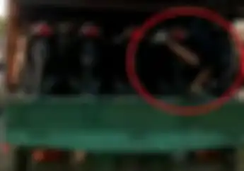 Nekat! Detik-detik Maling Helm Beraksi, Dikira Korban Terjepit Motor Baru
