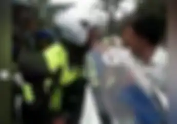 Detik-detik Polisi Nyaris Dikeroyok Usai Tabrak Warga Saat Kawal Rombongan Moge