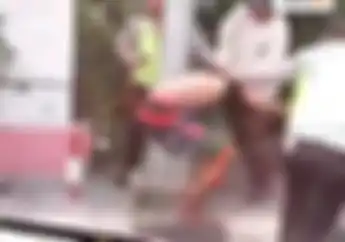 Tegang! Detik-detik Polisi Berkelahi Lawan Pengendara Motor, Baju Sampai Sobek