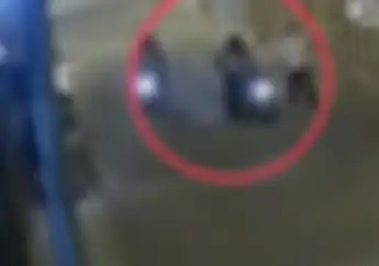 Kejam! Detik-detik Begal Kuras Harta Pejalan Kaki, Sampai Tarik-tarikan Tas