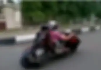 Muncul Video Vespa Hilang Arah yang Jalan Mundur, Kena Tilang Enggak Nih?