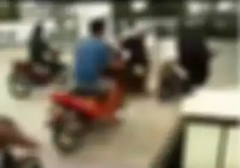 Miris! Video Puluhan Warga Serbu Pom Bensin, Seorang Warga Terpental dari Motor