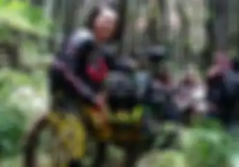 Demam Artis Main Motor, Artis Poppy Sovia Asyik Main Lumpur Sambil Pose Seksi