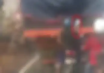 Nekat! Detik-detik Maling Bongkar Terpal dan Angkut Barang,  Begini Reaksi Warga