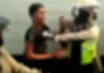 Tegang! Detik-detik Polisi Ringkus Sopir Karena Takut Ditilang dan Nyaris Tabrak Pemotor