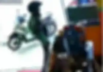 Detik-detik Driver Ojol Masuk Warung Jus Buah, Kelakuannya Bikin Jelek Ojek Online