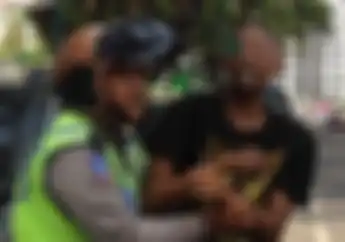Heboh, Pengendara Motor Gigit Jari Polisi Karena Menolak Mulutnya Diperiksa