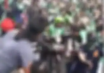 Tegang! Detik-detik Driver Ojol Terobos Kerumunan Pendemo, Motor Didorong Penumpang Ketakutan