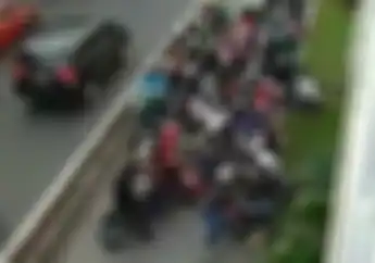 Detik-detik Pengendara Motor Mendadak Kocar-Kacir, Rupanya Sudah Ada yang Nunggu