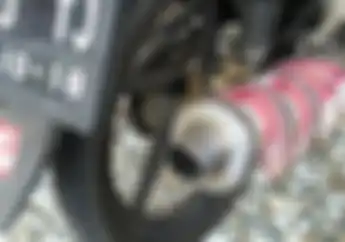 Bikin Kaget, Kenapa Nih Duit Tiba-tiba Diletakan di Knalpot? Ternyata Ini Alasannya