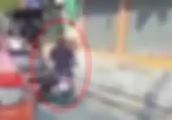 Tega Banget! Detik-detik Pemotor Ditabrak, Pengendara Mobil Seperti Enggak Berdosa 