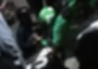 Video Kakek Driver Ojol Terjungkal Ditabrak Driver Ojol Lain dari Belakang, Ini Penyebabnya