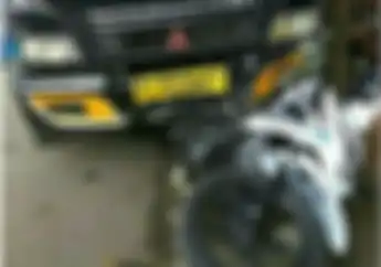 Brakk.. Sopir Ugal-ugalan Seruduk Angkot dan Motor Matik, Seorang Anggota Polisi Terkapar