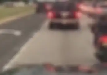 Dari Belakang Sih Gayanya Keren, Pas Lampu Merah Cara Berhenti Rider Ini Bikin Kaget