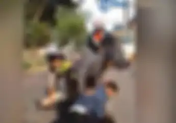 Tegang! Detik-detik Polisi dan TNI Bekuk Pria Nekat Bawa Pistol di Jalanan, Pengendara Ketakutan