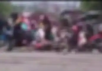 Kejadian Lagi! Video Pemotor Tumbang Tersapu Kereta Api, Netizen Malah Komen Sadis