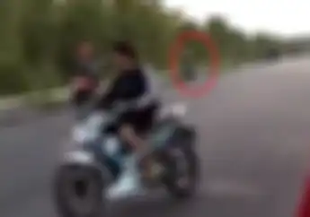 Detik-detik Joki Balap Liar Masuk Parit Usai Tabrak Pemotor saat Balap di Jalan Raya