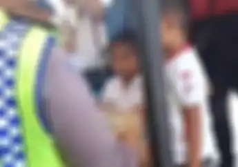 Heboh! Video Bocah TK yang Ditangkap Naik MiniGP Didatangi Polisi dan Diberi Kardus