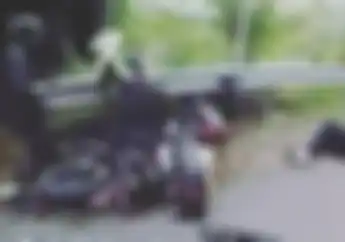 Braakk...Detik-detik Rombongan Turing Dihajar Motor Lain Saat Turunan, Ngeri Banget