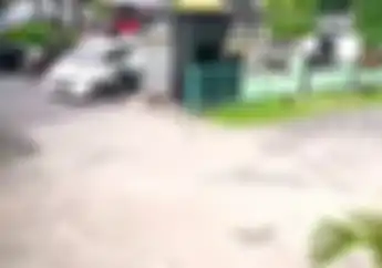 Video Ciri-ciri Bocah Gemblung, Naik Motor Ngebut  Patahin Spion Mobil Lalu Kabur