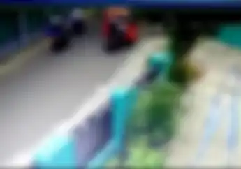 Tragis! Detik-detik Kecelakaan Motor Tabrak Mobil, Netizen Malah Sumpahi Pemotornya