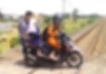 Awas.. Motor Sering Terjebak di Rel Kereta, Seperti Emak-emak yang Kena Semprot Netizen