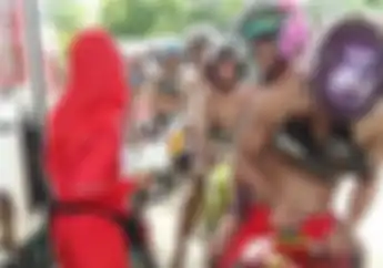 Datang ke Pom Bensin Sambil Telanjang, Ternyata Sekelompok Pemotor Cuma Lakukan Ini