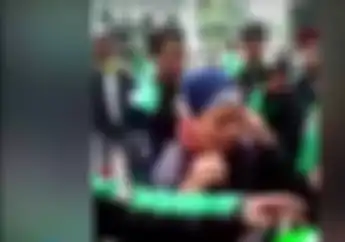 Miris! Ketahuan Narik Saat Demo Berlangsung, Driver Ojol Wanita Ini Dihukum Seperti Maling