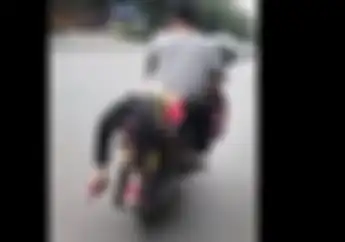 Bejat! Lelaki Ini Ikat Anaknya di Motor Gara-gara Enggak Mau Sekolah dan Berakhir Begini