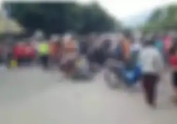 Ngeri! Detik-detik 2 Pembalap Hilang Kendali, Penonton Bergelimpangan di Aspal Diterjang Motor