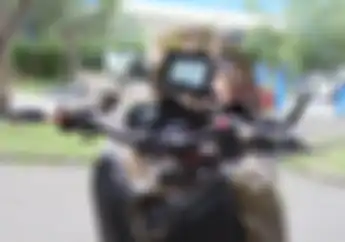 Masih Nakal Pakai GPS Saat Naik Motor, Penjara 3 Bulan atau Denda Rp 750 Ribu Menanti