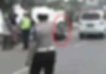 Nekat..Video Detik-detik Pengendara Matic Terobos Razia, Berhenti Setelah Tabrak Mobil
