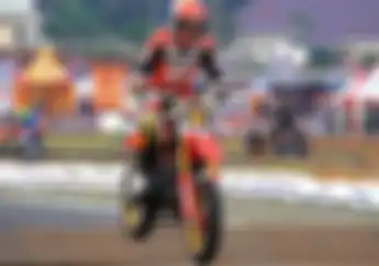 Salut... Kakek Berusia 63 Tahun Ini Masih Aktif dan Agresif di Ajang Balap Supermoto