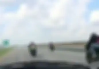 Gokil! Video Balapan Yamaha R1 Lawan Ninja H2, Tiba-tiba Diasapi Kawasaki ZX-14