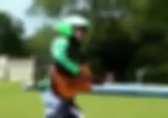 Kayak Satria Bergitar, Aksi Pengemudi Ojol Ini Bikin Orang Ngeri dan Gagal Fokus