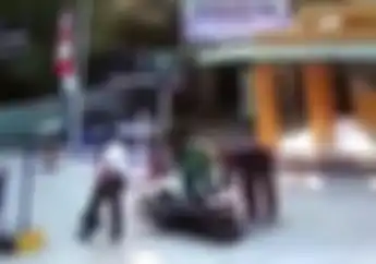 Tragis... Video Driver Ojol Jungkir Balik Dicium Palang Parkir Otomatis, Kok Malah Tertawa