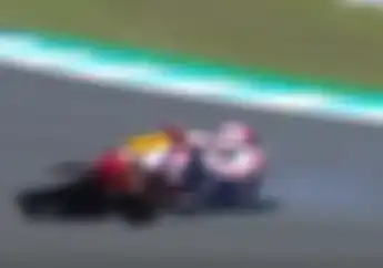 Ngeri... Detik-detik Marc Marquez Terseret Motor di FP4 MotoGP Spanyol, Ban Belakang Percikan Api 