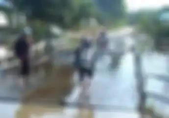 Video Detik-detik Pemotor Ngeyel saat Lewat Jembatan, Tiba-tiba Motor Mendadak Stoppie