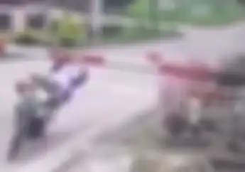 Kasihan! Video Emak-emak Telat Ngerem di Perlintasan Kereta Api, Ujung-ujungnya Meringis