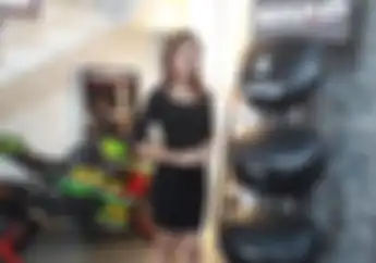 Aman Enggak Sih Dibonceng Sambil Sandaran di Box Belakang Motor?