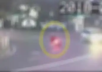 Ngeri! Video Biker Tergelincir di Tikungan dan Terlindas Mobil Pick-Up, Langsung Enggak Bergerak