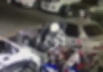 Gampang Banget... Maling Bawa Kabur Motor Naked, Tukang Parkir Dibikin Melongo